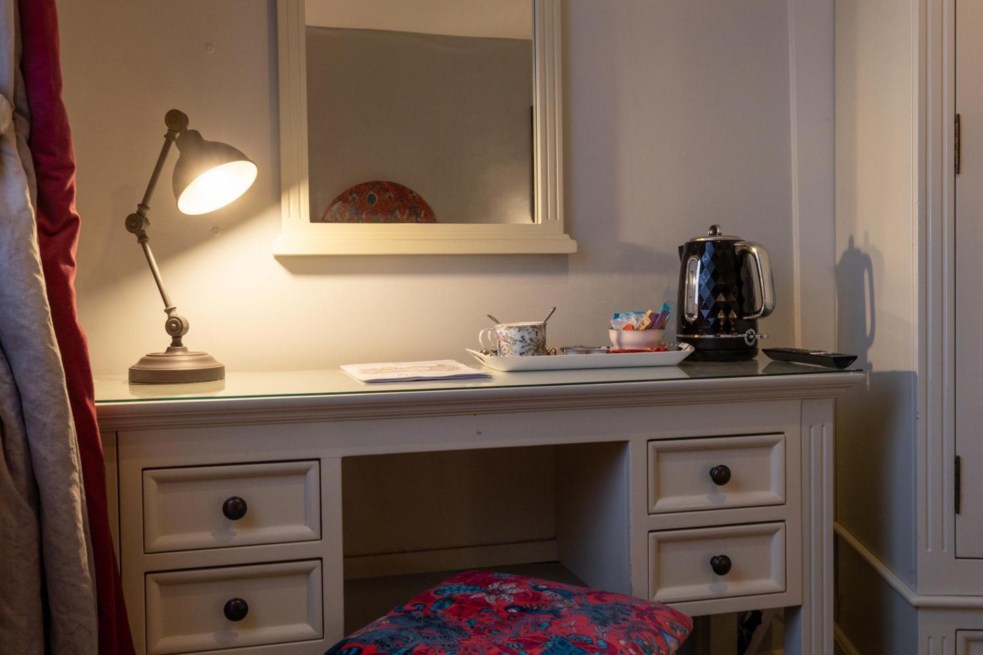 The Old Vicarage Hotel & Restaurant Bridgwater Bagian luar foto A dressing table