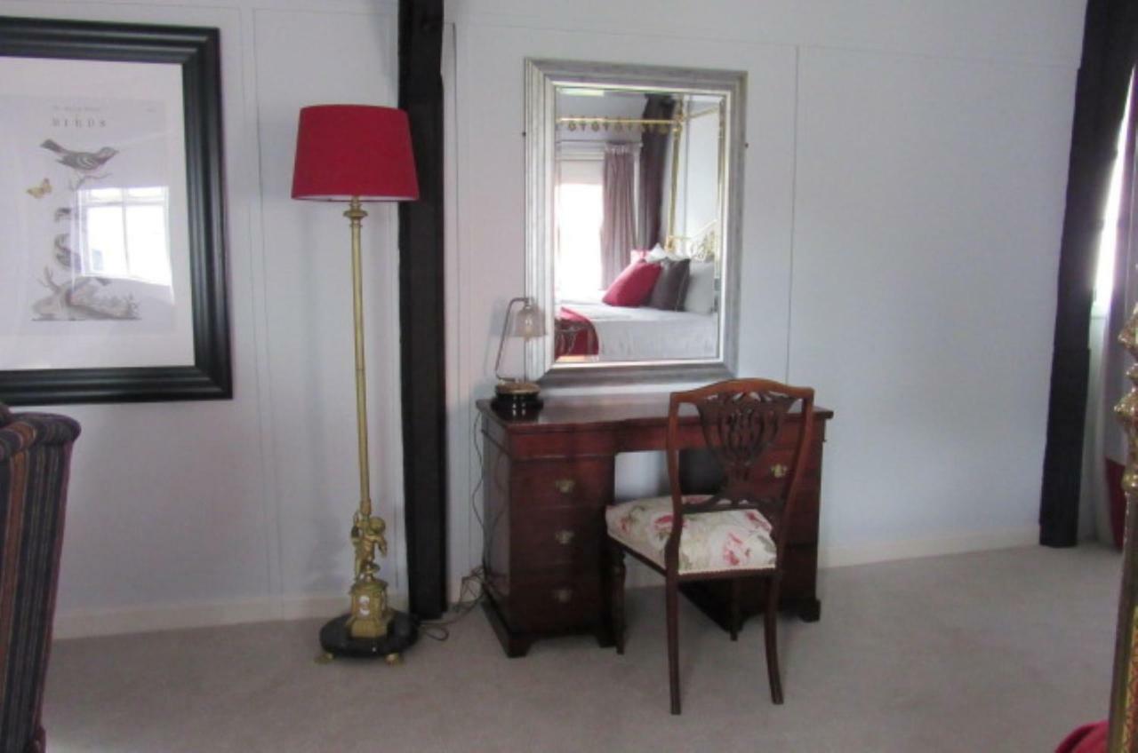 The Old Vicarage Hotel & Restaurant Bridgwater Bagian luar foto A dressing table