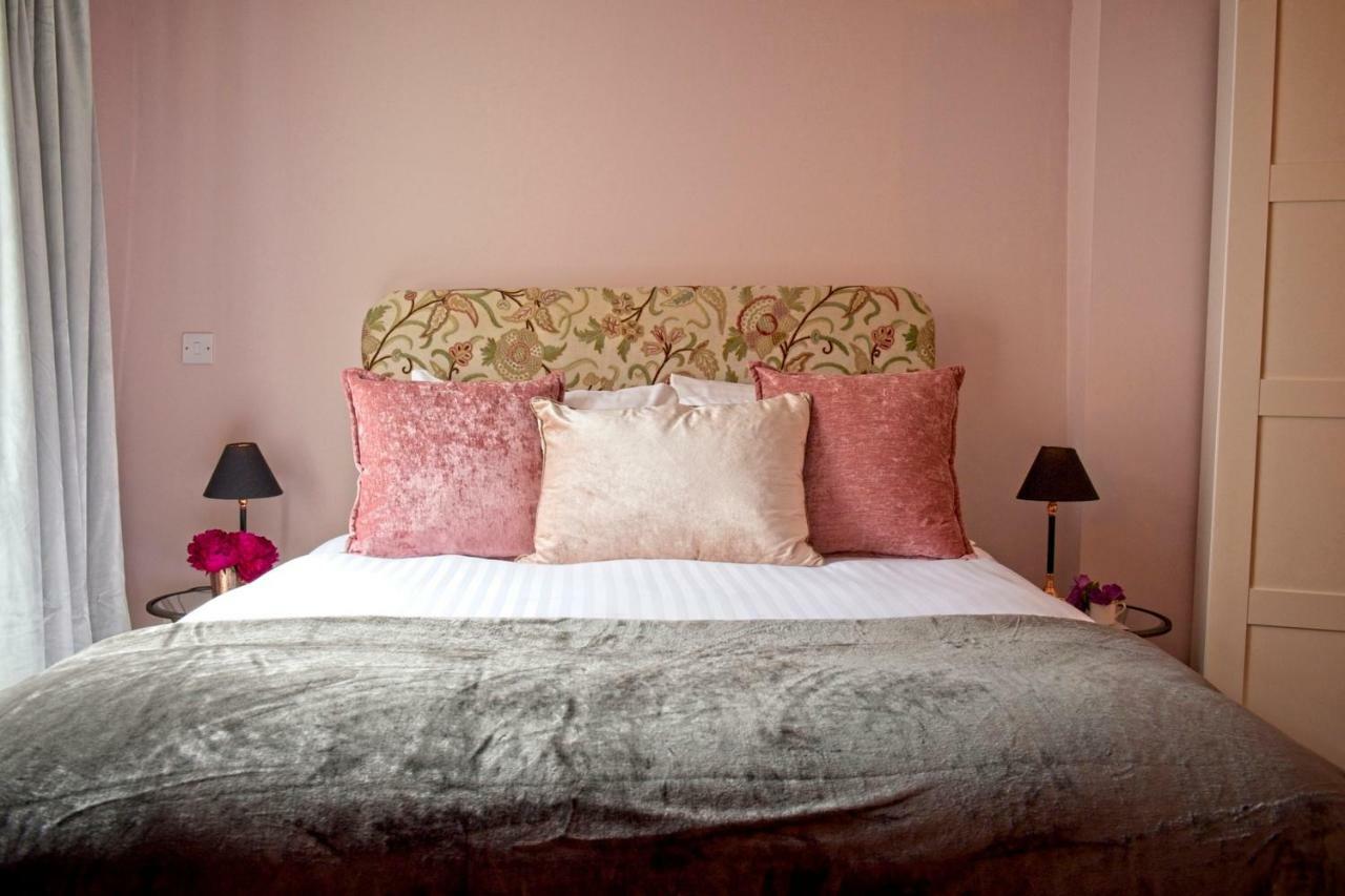The Old Vicarage Hotel & Restaurant Bridgwater Bagian luar foto A bedroom at the hotel