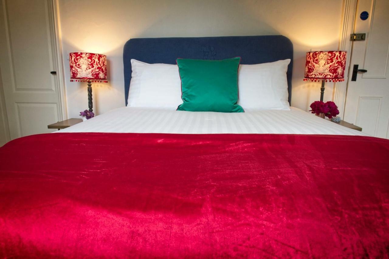 The Old Vicarage Hotel & Restaurant Bridgwater Bagian luar foto A bed with a red duvet