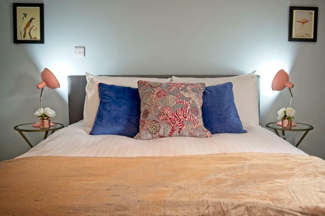 The Old Vicarage Hotel & Restaurant Bridgwater Bagian luar foto A bedroom at The Old Vicarage